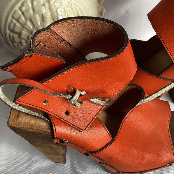 John Fluevog Faiths Rahab Blood Orange Platform Sandals - Picture 3 of 4